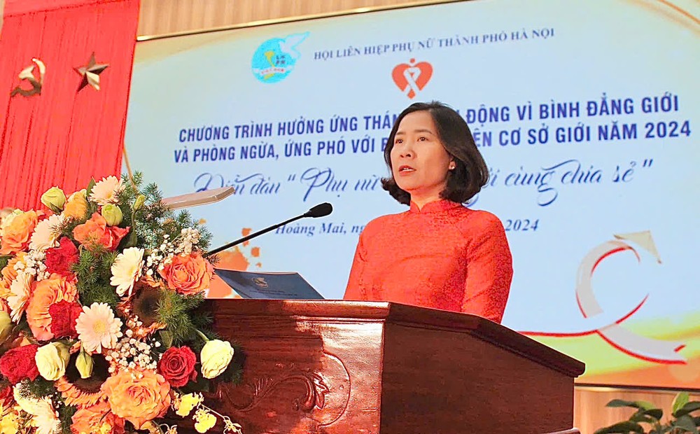河内市妇联会主席黎金英在论坛上发表讲话。(图:河内市妇联会)