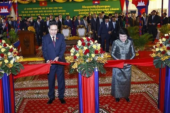 越南国会主席陈青敏与柬埔寨国会主席昆索达莉共同主持柬埔寨国会行政办公楼落成典礼。(图:越通社)