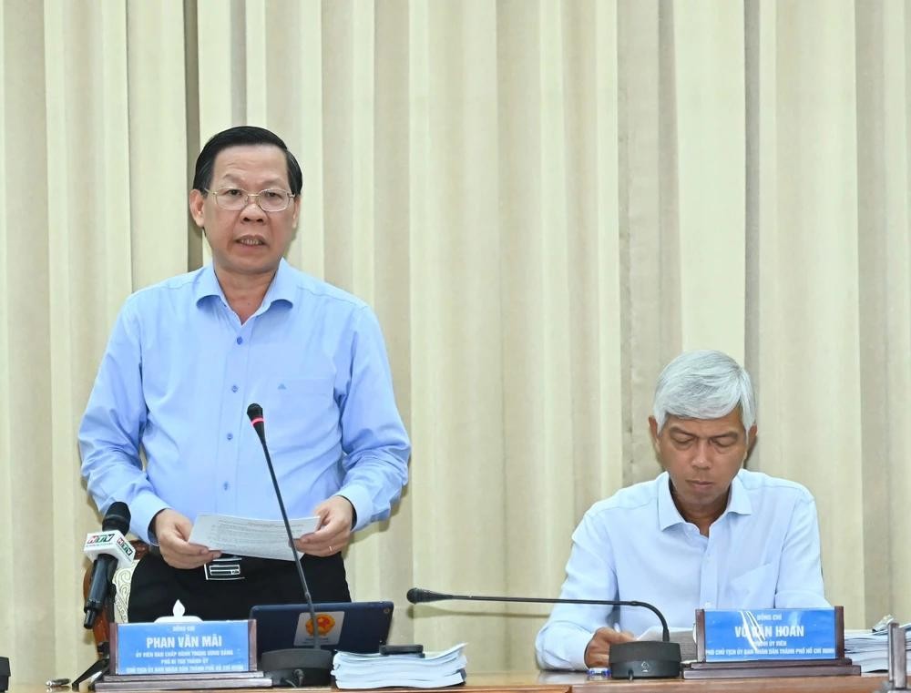 市人委会主席潘文迈(左)主持会议并发表讲话。(图:越勇)