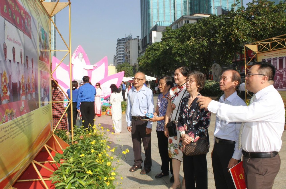 各华人同胞参观图片展。 D2.jpg