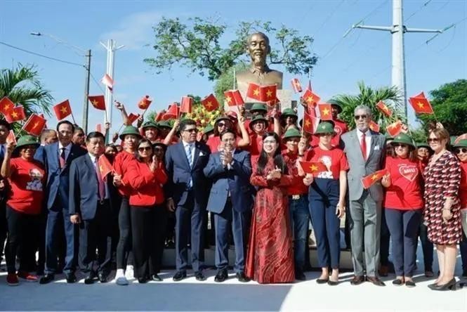 越南政府总理范明政夫妇出席设在圣多明各市的胡志明主席塑像修缮落成仪式。(图:越通社)