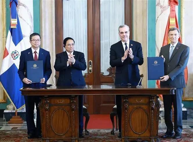范明政总理与阿比纳德尔总统见证越南外交部学院与多米尼克外交领事高等教育学院之间合作谅解备忘录的签署。(图:越通社)