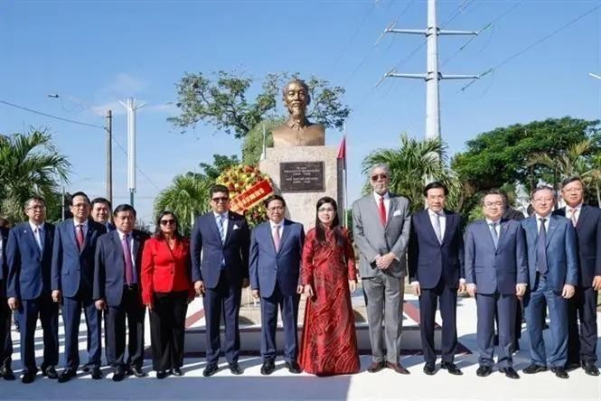 范明政总理和夫人以及各位代表在胡志明主席塑像前合影。(图:越通社) 范明政总理和夫人以及各位代表在胡志明主席塑像前合影。(图:越通社)
