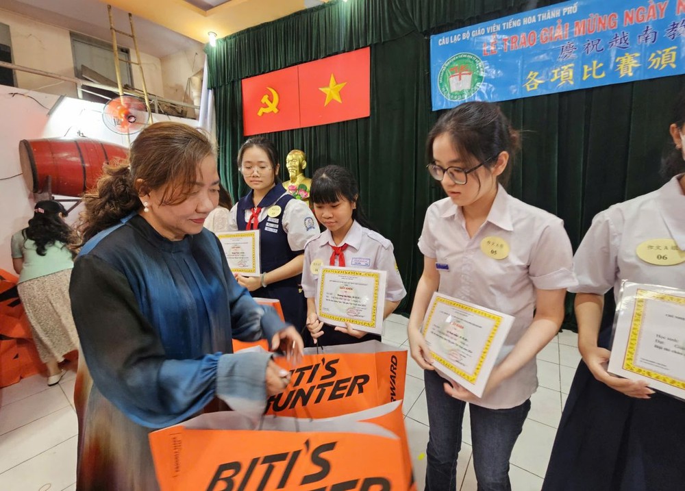 市华文教育辅助会副主席颜旭君颁奖给学生。 BB2.jpg