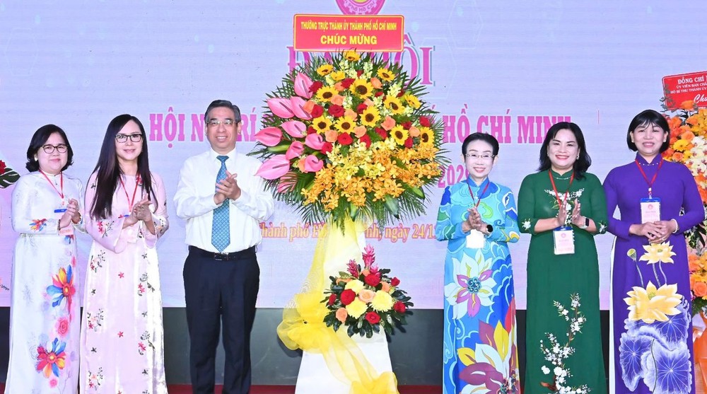 市越南祖国阵线委员会主席阮福禄送花祝贺大会。(图:市党部新闻网)