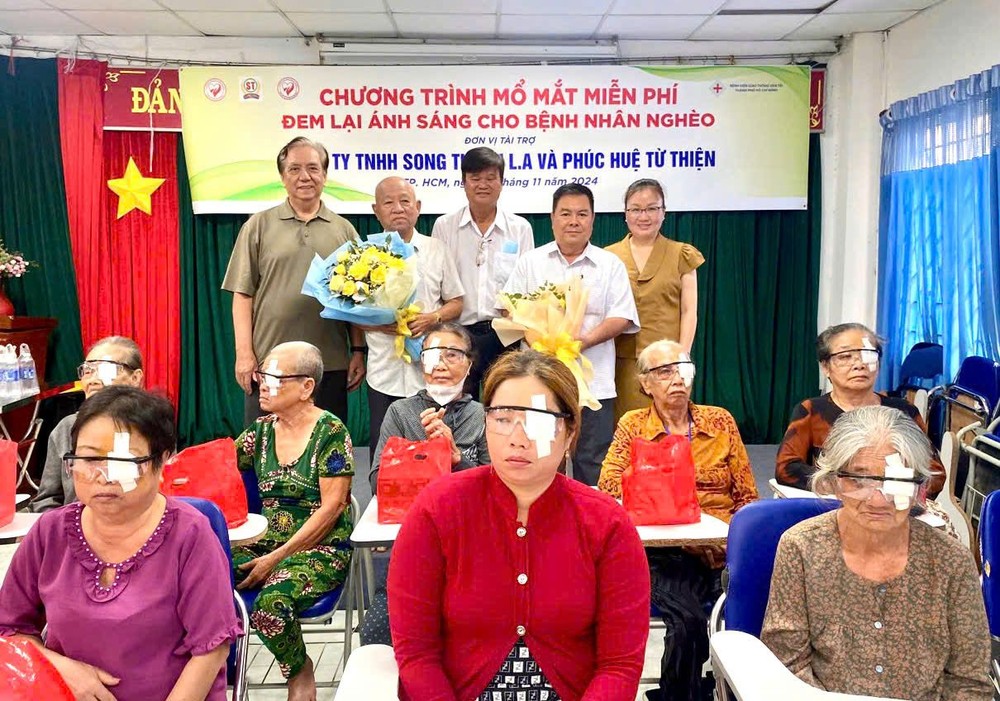 仁和慈善分会向丁文森夫妇和李庭辉赠送鲜花感谢。 mo-mat.jpg