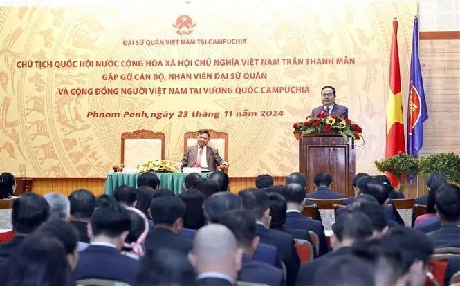 国会主席陈青敏与旅柬越南人社群会面。(图:越通社)
