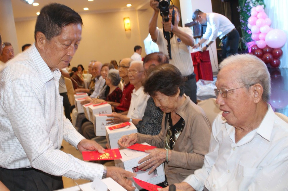 周氏宗祠理事长周昭源向高龄宗亲赠送贺寿礼物。 diep2.jpg
