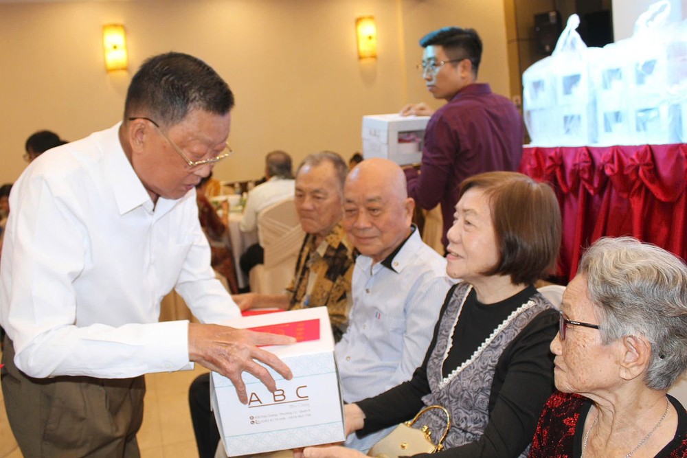 周氏宗祠理事会代表向高龄宗亲赠送贺寿礼物 diep4.jpg