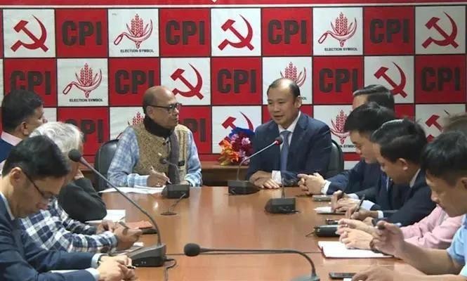 越南《共产杂志》代表团和印度共产党(CPI)代表团举行工作会谈。(图:越通社)