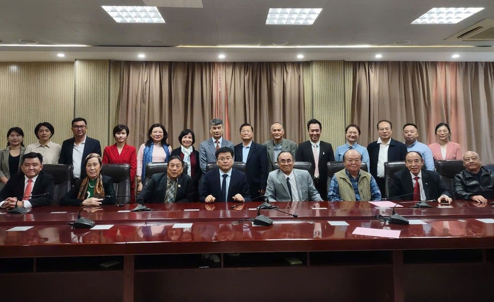 代表团与广西社会科学院座谈。 quangtay.jpg