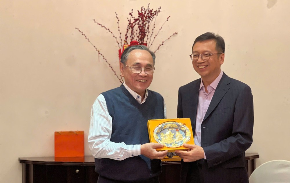 陈抗战常务副主席(左)向周彤副主任赠送纪念品