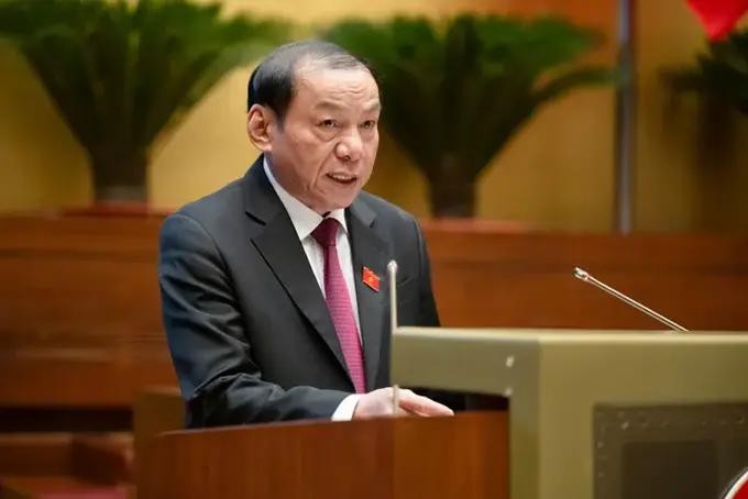 文体与旅游部长阮文雄在议场上发言。(图:VTV)