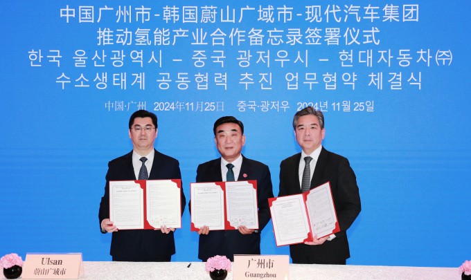 图为中国广州市长孙志洋(左起)、蔚山市长金斗谦和现代汽车代表理事张在勋签字并合影留念。(图:现代汽车提供)