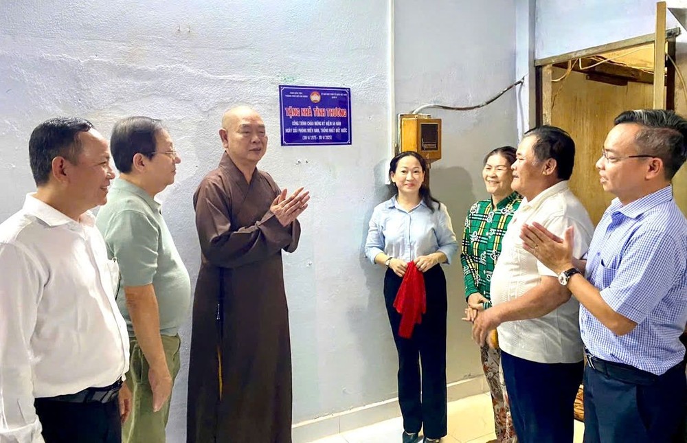 各领导、单位代表为吕潮兴的新屋进行揭牌仪式。 K5.jpg