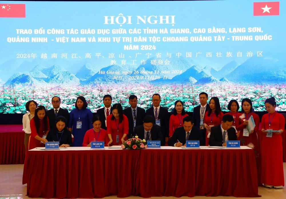 双方在会议上签署了关于发展越南四省与中国广西壮族自治区友好关系与教育合作的谅解备忘录。(图:越通社) 双方在会议上签署了关于发展越南四省与中国广西壮族自治区友好关系与教育合作的谅解备忘录。(图:越通社)