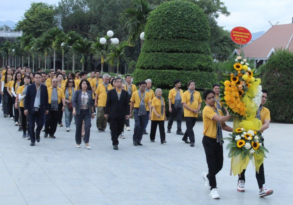 本市文艺工作者代表团在奠边烈士陵园敬献花圈。 dang hoa.jpg