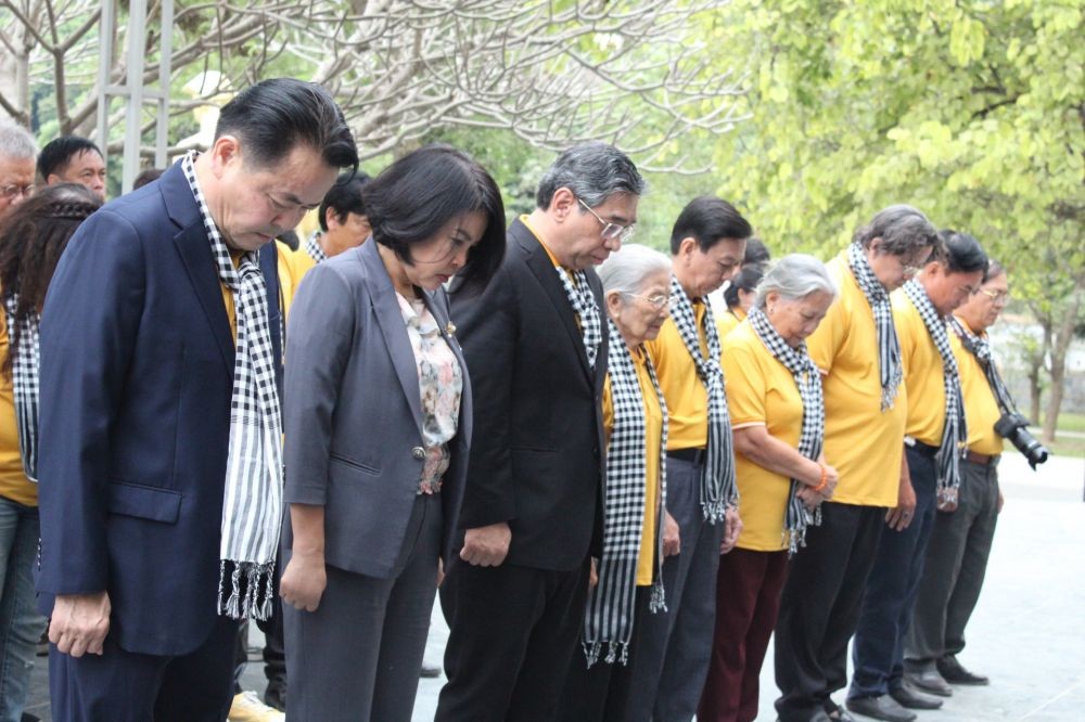 本市文艺工作者代表团在奠边烈士陵园上香。 dang huong.jpg