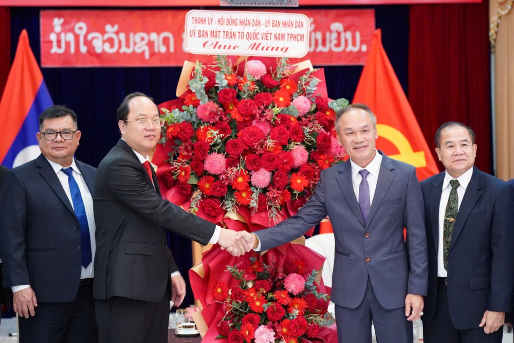 市委常务副书记阮胡海祝贺老挝驻本市总领事馆副总领事安派。(图:黄雄)