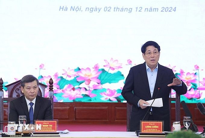 国家主席梁强(右)在主持会议并发表讲话。(图:越通社)