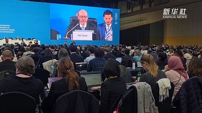 塑料污染政府间谈判委员会第五次会议现场。(图:新华社视频截图)