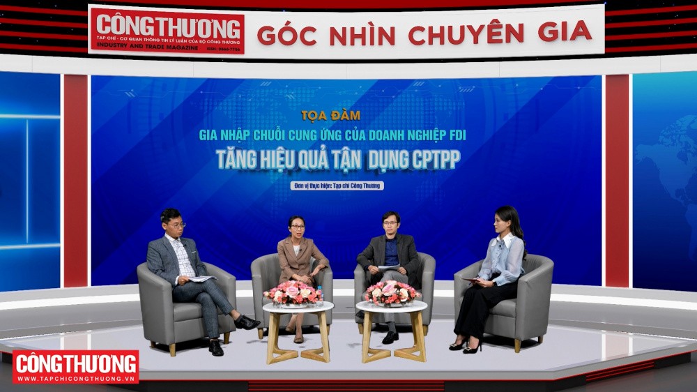演讲者在座谈会上讨论和交换意见。(图:工商杂志)