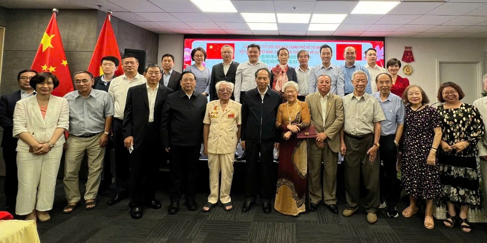 中国全国人大常委会代表团同市各友好组织联合会、市越中友协代表合影。 IMG_1733278299397_1733278334267.jpg