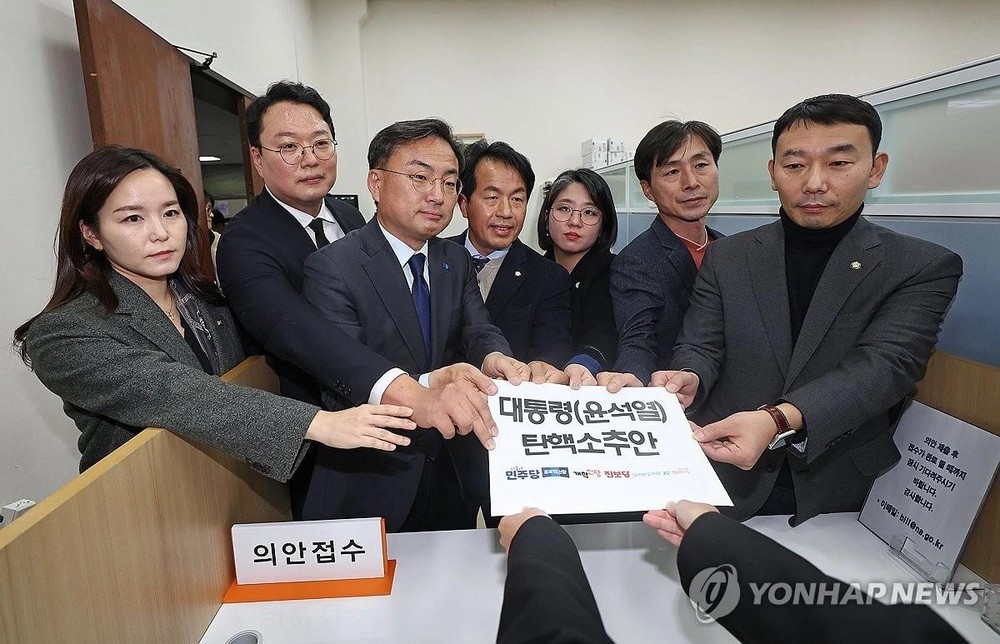 12月4日，在首尔国会大楼，六大在野党籍议员共同提交关于弹劾总统尹锡悦的议案。（图：韩联社）