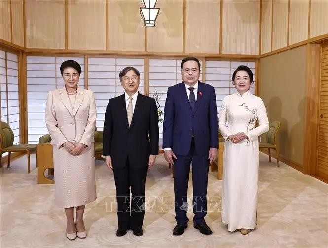 越南国会主席及夫人和日本天皇与皇后合影。(图:越通社)