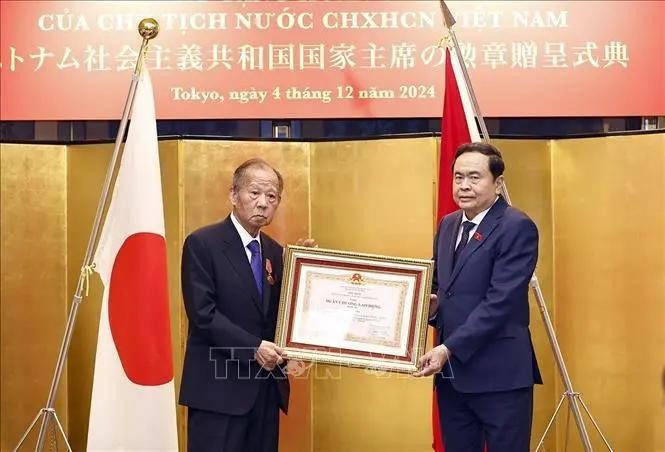 国会主席陈青敏代表党和国家领导人向日越友好议员联盟主席二阶俊博颁发越南国家主席授予的三级劳动勋章。(图:越通社)