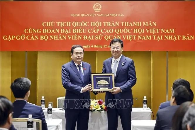 国会主席陈青敏向越南驻日大使馆赠送纪念品。(图:越通社)