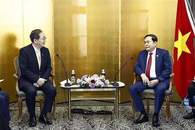 国会主席陈青敏会见日本执政联盟公明党党首齐藤铁夫。(图:越通社)