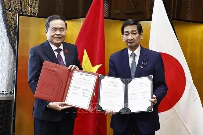 国会主席陈青敏与日本参议院议长关口昌一交换合作文件。(图:越通社)