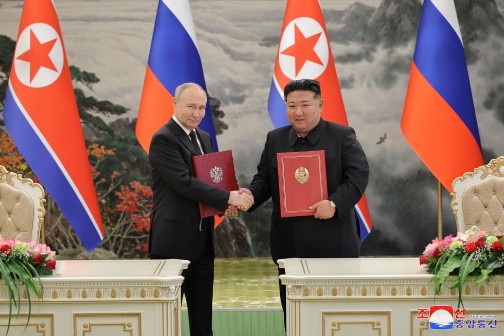图为 6月19日,朝鲜劳动党总书记、国务委员长金正恩与俄罗斯总统普京在平壤签署《全面战略伙伴关系条约》。(图:新华社/朝中社)