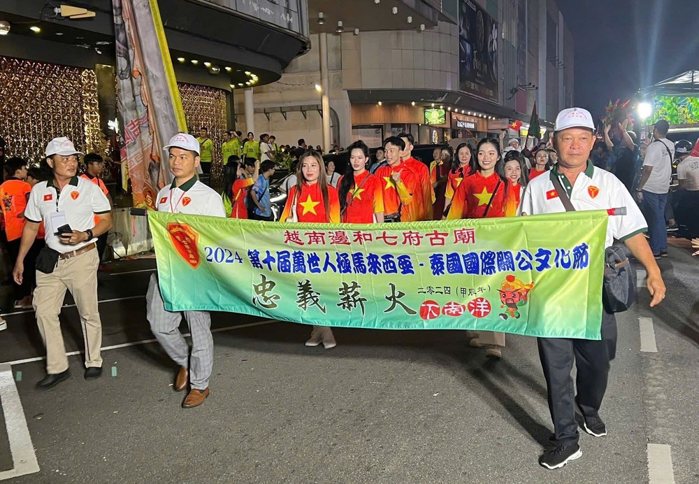 越南七府古庙代表团参加“万人巡城”游行活动