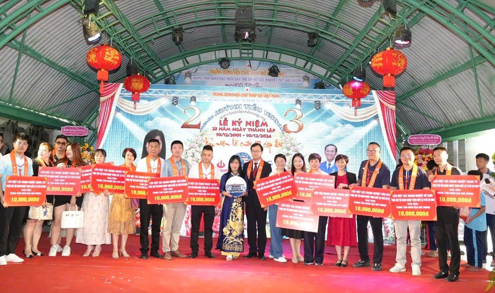 中资企业联合会向故乡人道中心主任黄小香(中)捐赠1亿4000万元。