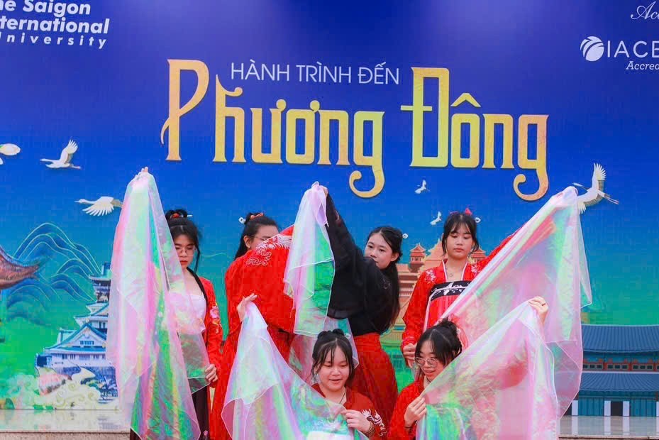 大学生表演的文艺节目。 VN3.jpg