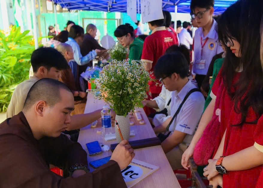 大学生参加东方文化活动。 VN4.jpg