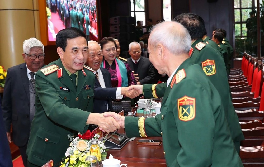 国防部长潘文江同与会代表互相握手致意。(图:VOV)