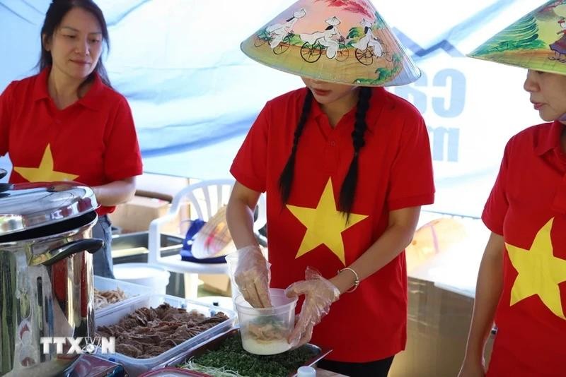 南非越南河粉日向非洲朋友推广越南美食。(图:越通社)