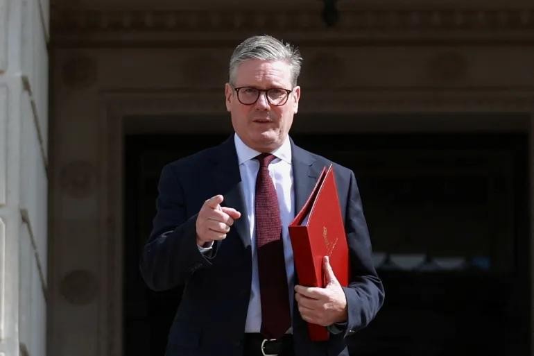 英国首相基尔·斯塔默正在权衡包括政府财政状况和儿童贫困程度在内的问题,以决定是否取消儿童福利上限。(图:路透社)