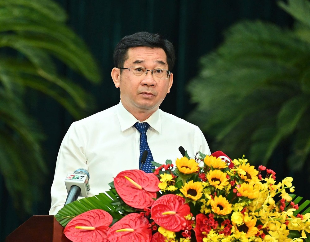 市人委会常务副主席杨玉海会上阐释报告。 duong ngoc Hai.jpg