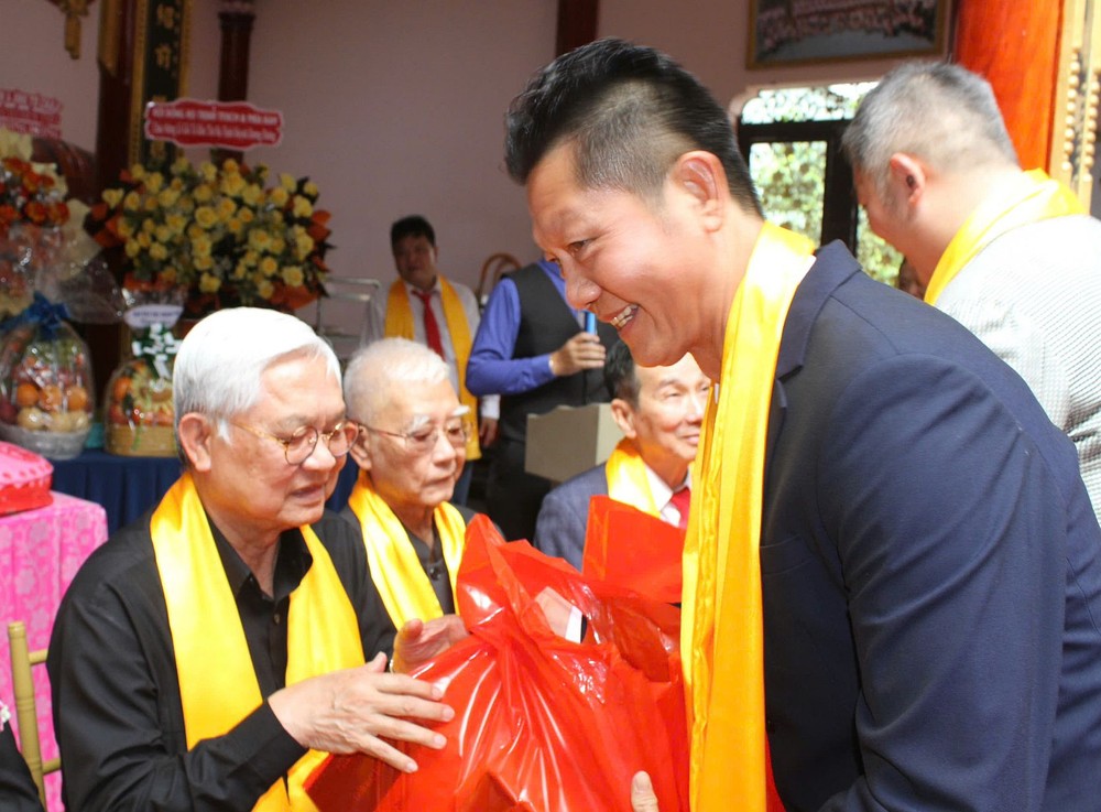 郑氏宗祠理事会代表向长者赠送敬老礼物。 04.jpg