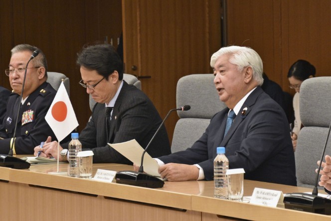 2024年12月10日,日本防卫相中谷元(右)在东京防卫省与美国国防部长劳埃德·奥斯汀举行会谈。(图:共同社)