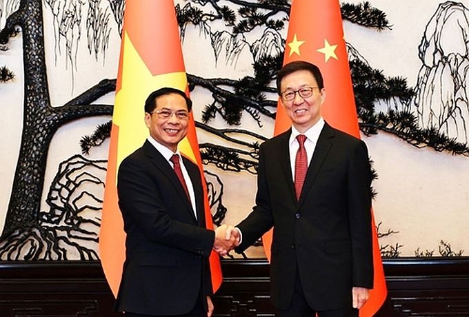 政府副总理兼外长裴青山(左)会见中国副主席韩正。(图:VGP)