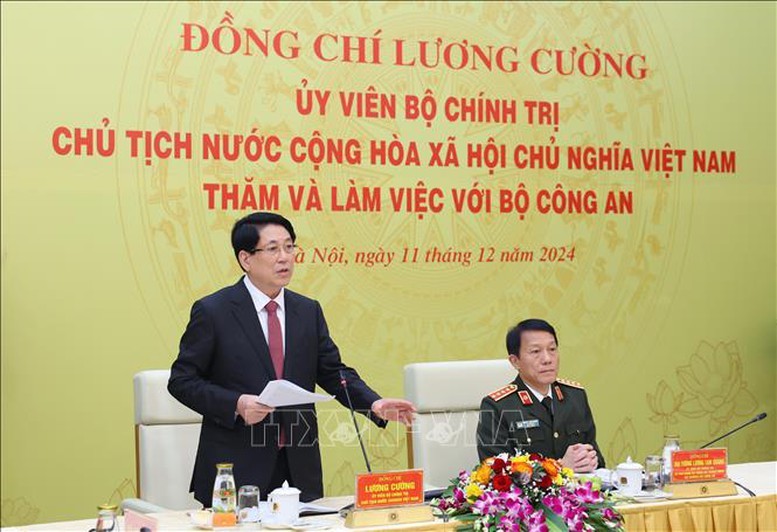 国家主席梁强(左)会上发表讲话。(图:越通社)