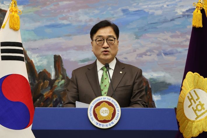 12月11日，在首尔汝矣岛的国会大楼，国会议长禹元植召开记者会发言。 （图：韩联社）