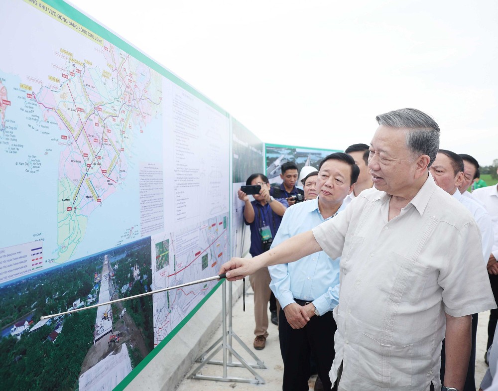 党中央总书记苏林探望同塔省