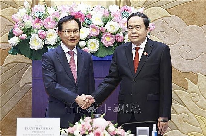 国会主席陈青敏（右）与越南三星公司总经理崔周湖握手合影。（图：越通社）