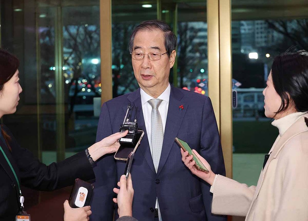 在中央政府首尔办公大楼,韩国国务总理韩 洙回答媒体提问。